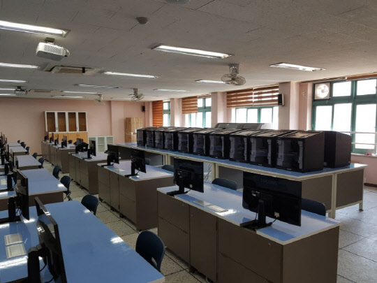 신도리코가 3D 프린터 전문 관리 솔루션 '위즈덤 3D(WISDOM 3D)'를 선보인다고 27일 밝혔다. 신도리코는 3DWOX 2X 등 30여 대의 자사 3D 프린터가 설치된 인천정보산업고등학교에 이 솔루션을 처음으로 도입했다. <신도리코 제공>